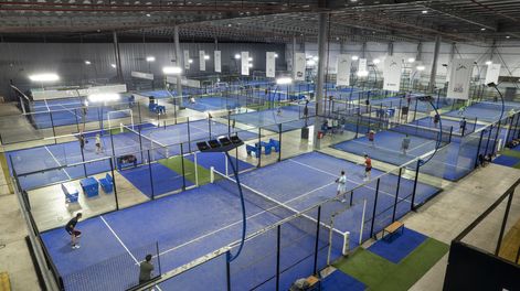 Las chanchas de pádel y los gimnasios son la tendencia en alza (Indoor Mendoza Padel Center).