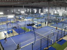Las chanchas de pádel y los gimnasios son la tendencia en alza (Indoor Mendoza Padel Center).