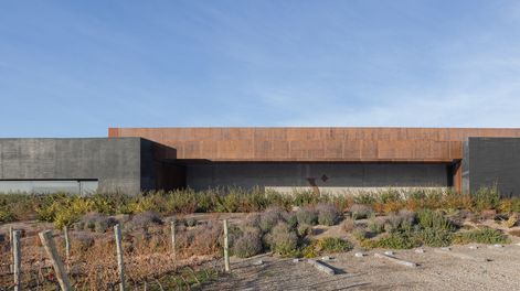 La Vigilia de 1.700 m² combina hormigón pigmentado negro, acero oxidado y un riguroso manejo de la luz natural.