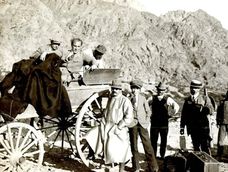 &nbsp;Jorge Newbery, sentado en el carruaje, durante la expedición que realizó por la cordillera mendocina en febrero de 1914 para estudiar los vientos, el terreno y la posible ruta de su proyectado vuelo hasta Santiago de Chile. Pocos días después murió en Los Tamarindos. Foto: Gentileza.&nbsp;