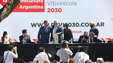 Guarda 14 | El Presidente recibió un vino en su visita a Mendoza. - Gentileza