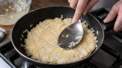 con arroz que sobro y 1 huevo: la receta facil para preparar una cena en sarten sin hacer masa