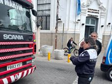 escandalo en san martin: tension con los bomberos voluntarios mientras reclamaban frente a la municipalidad
