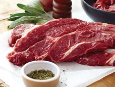 Esta carne no necesita una preparación complicada. Solo hay que dorarla en una sartén bien caliente y después se cocina con líquido.