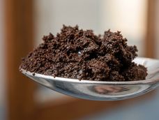 antes de tirar el cafe usado, mira esta idea para reciclarlo y convertirlo en un aliado para la limpieza de tu bano