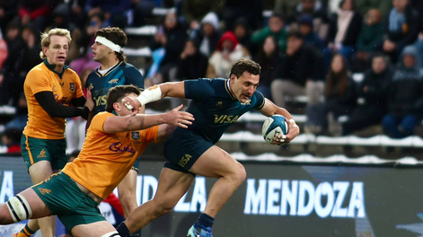 El mendocino Rodrigo Isgró se saca de encima la marca de un australiano, en el partido disputado en el Estadio Malvinas Argentinas.&nbsp;