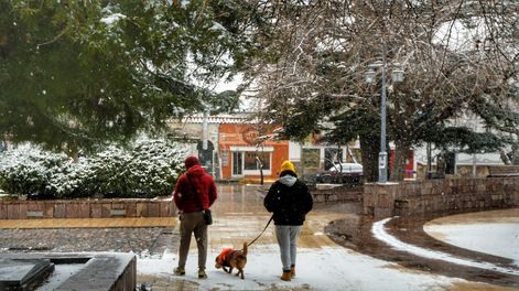 Bajo la nieve: la plaza de Chacras de Coria. Foto: Daniel Caballero / Los Andes.&nbsp;