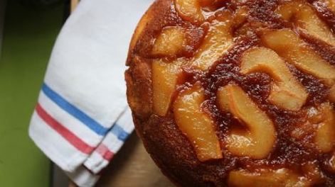 Una torta invertida de peras que será tu acompañante perfecto.